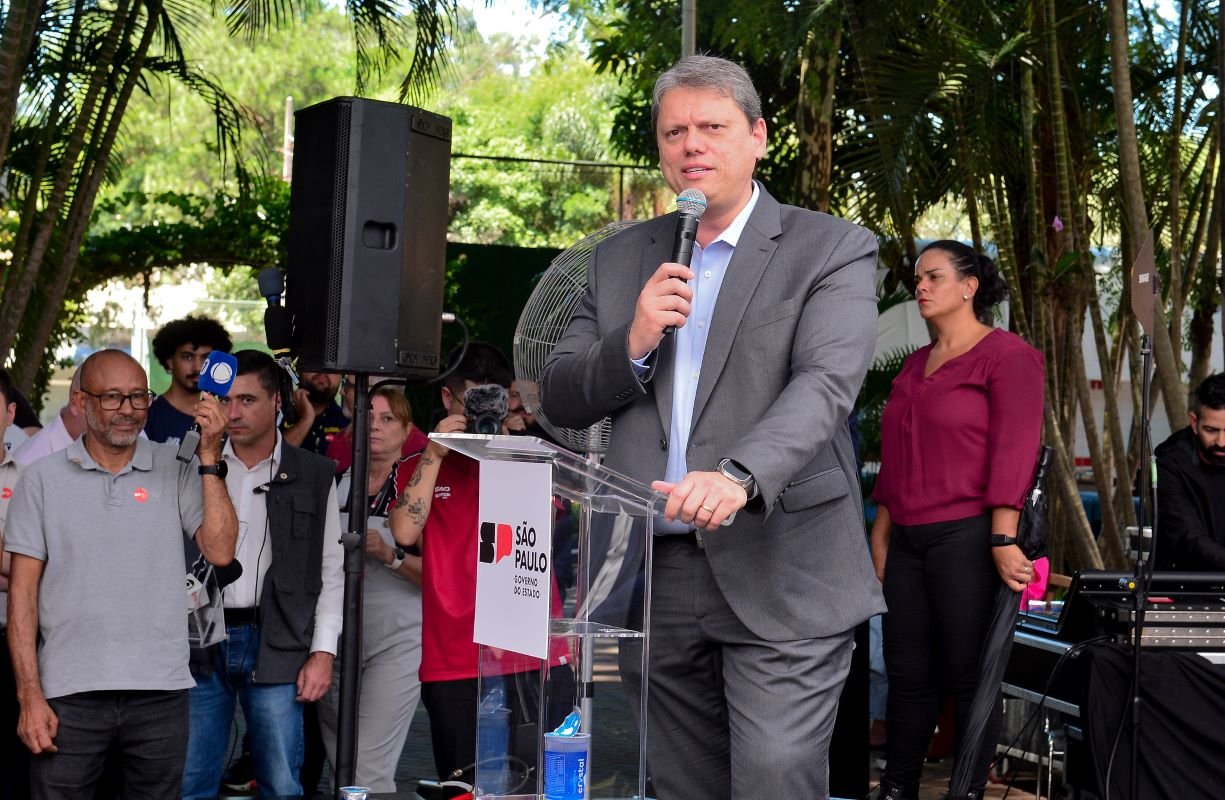 Após saque na Cracolândia, Tarcísio promete aumento de PMs no centro