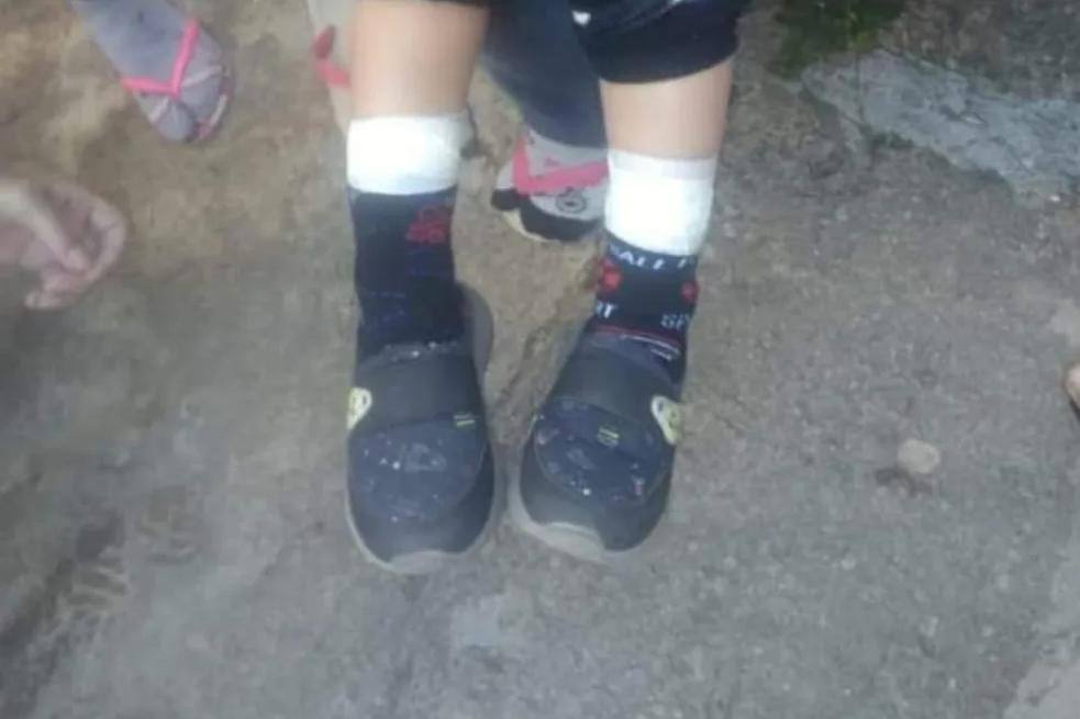 Criança encontrada perambulando na rua estaria com babá, diz mãe na delegacia