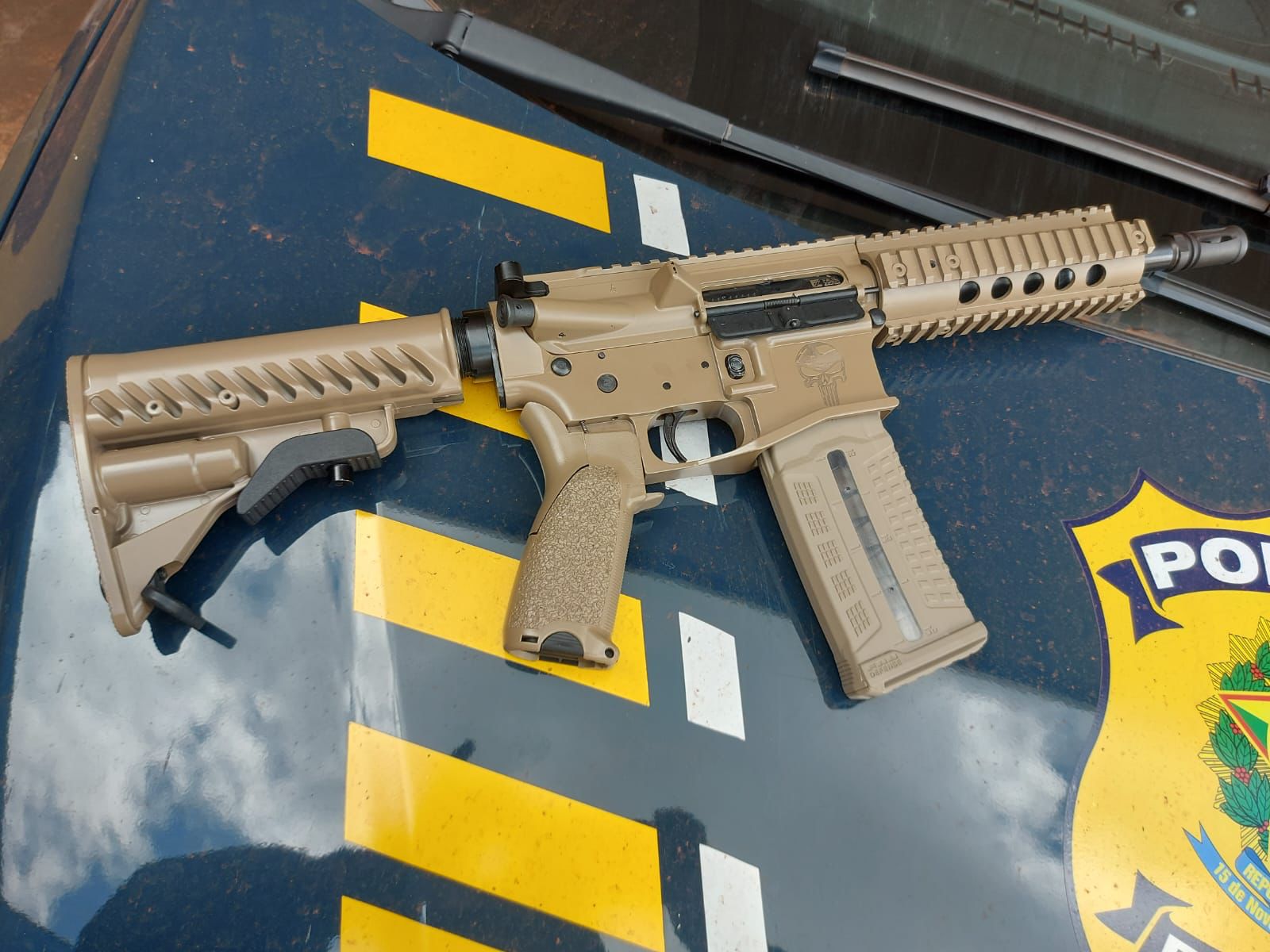 Operação apreende fuzil, drogas e comboio de veículos com contrabando