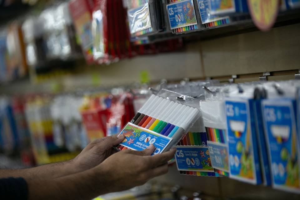 Prefeitura suspende vendas de material escolar por irregularidades