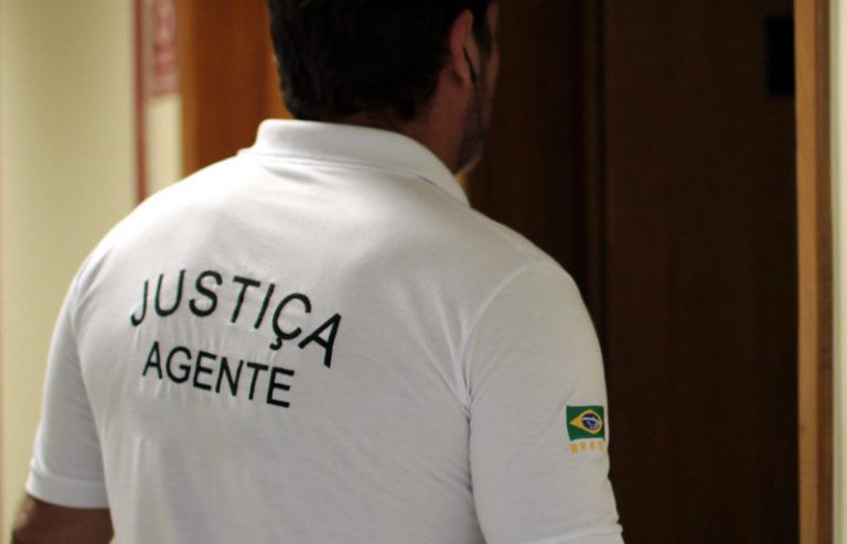 Projeto autoriza oficiais de justiça em serviço a estacionar veículo em qualquer local