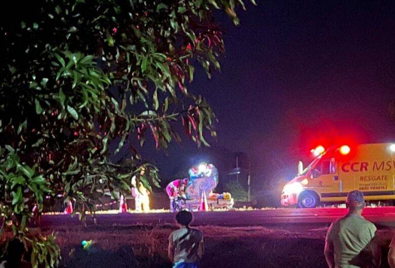 Após estacionar veículo, homem tenta atravessar rodovia, é atropelado e morre