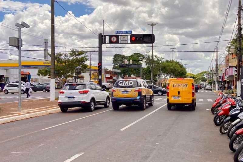 Avanço de sinal na madrugada será avaliado caso a caso, diz Agetran