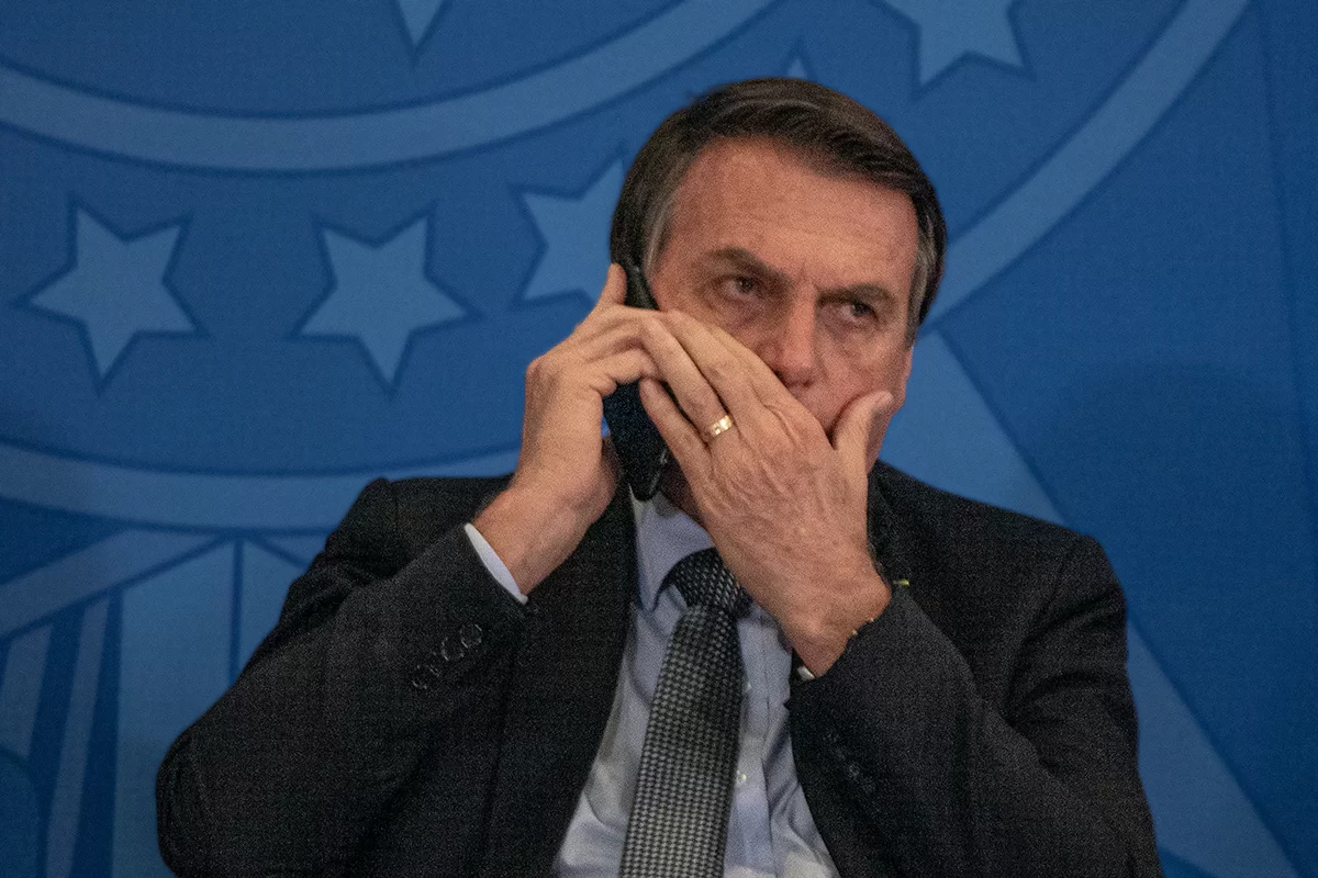 Bolsonaro pede atendimento especial em voo com assessor investigado