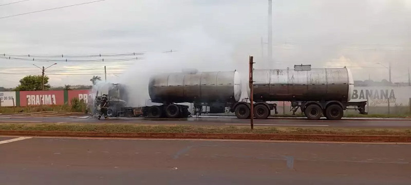 Carreta carregada com óleo vegetal pega fogo em Dourados