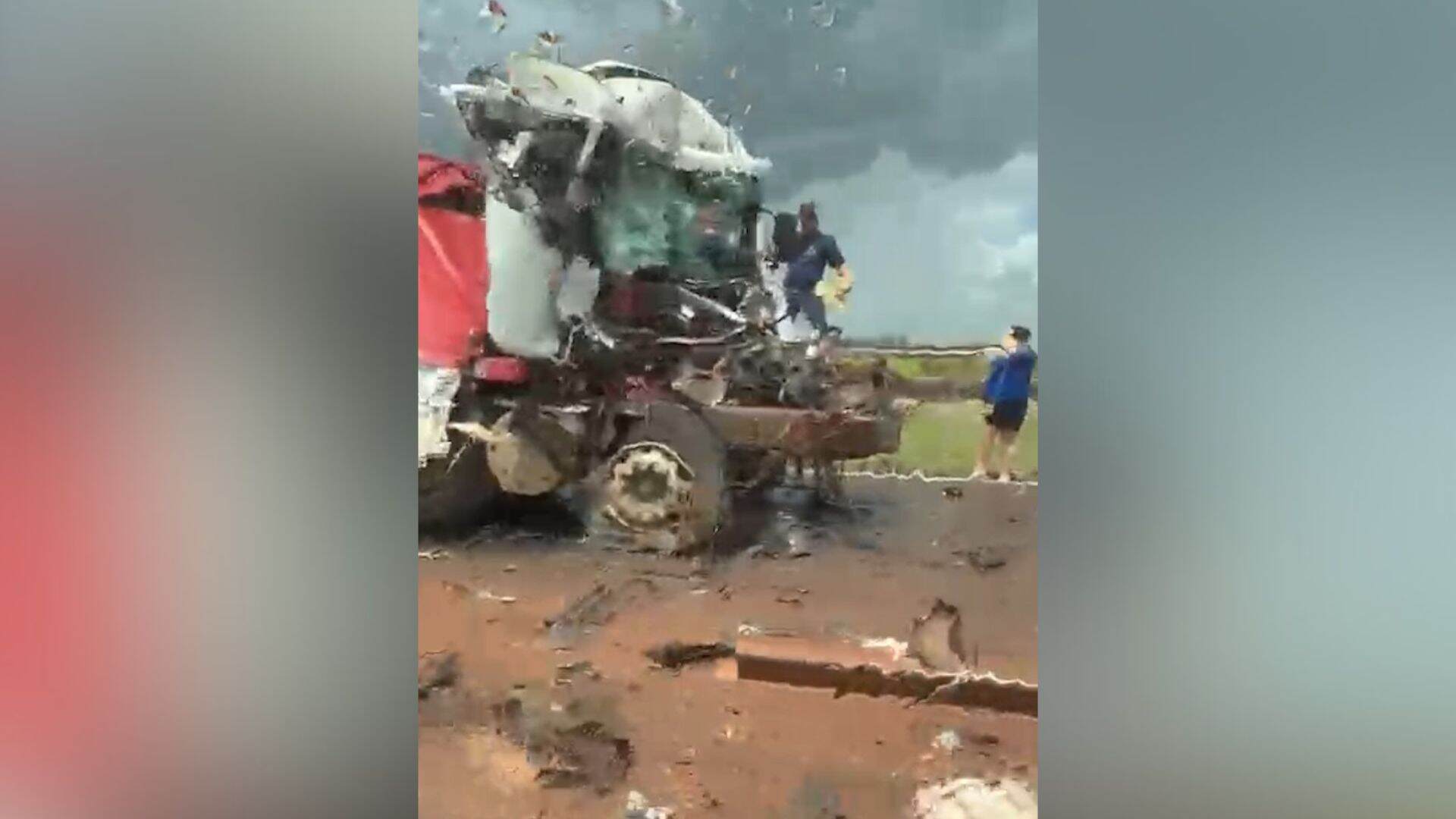 Colisão entre caminhões deixa um morto na BR-163