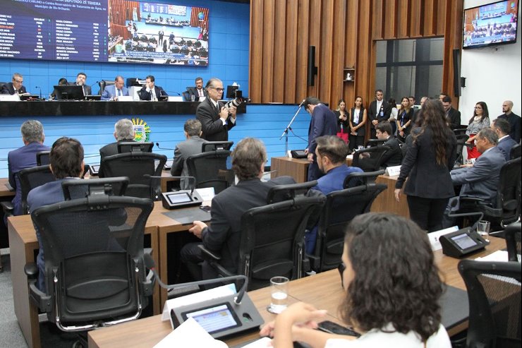 Deputados votam a redação final da proposta que garante irmãos na mesma escola
