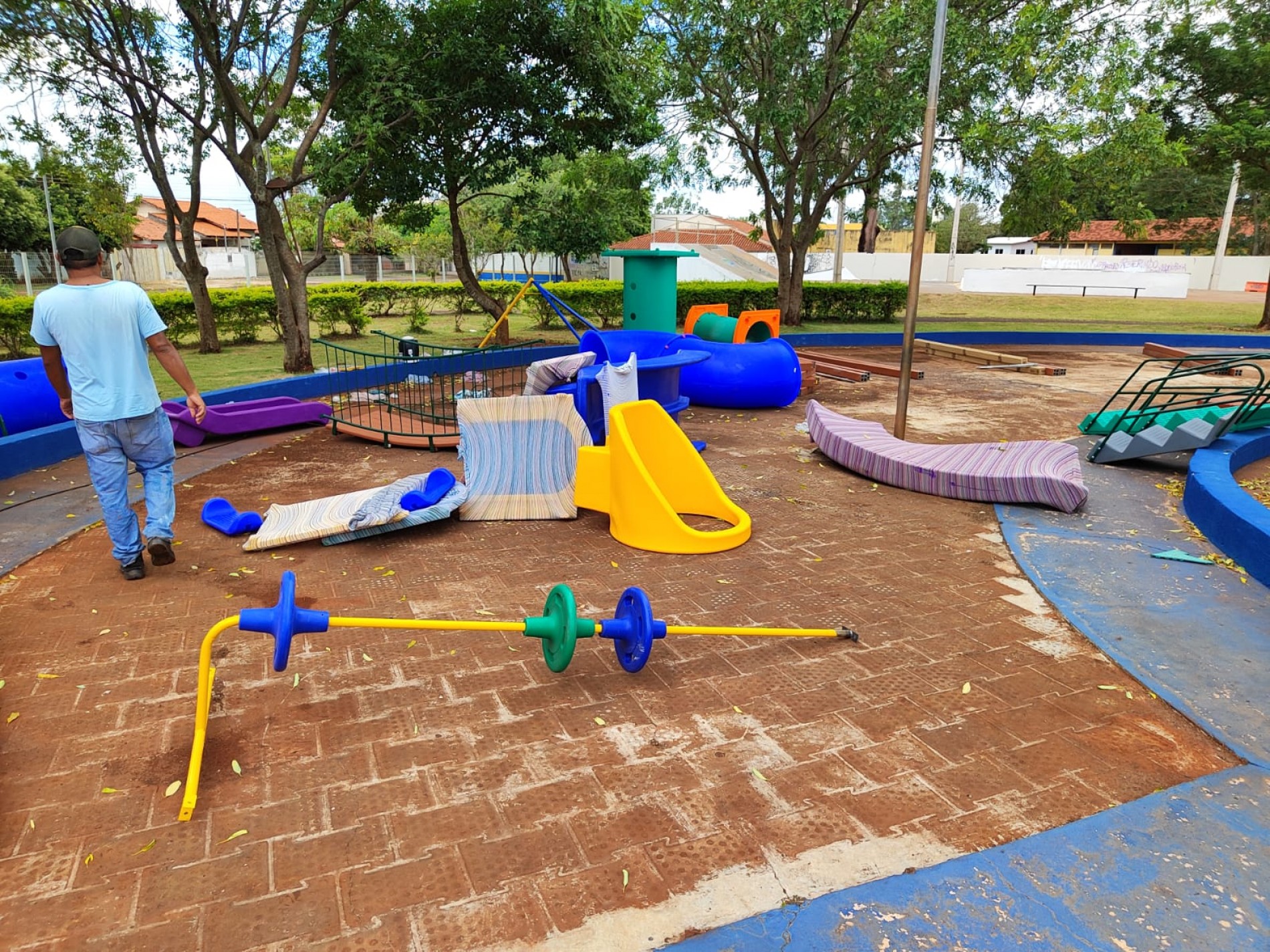 Espaço de recreação do Parque Alvorada recebe manutenção após intermediação de Laudir