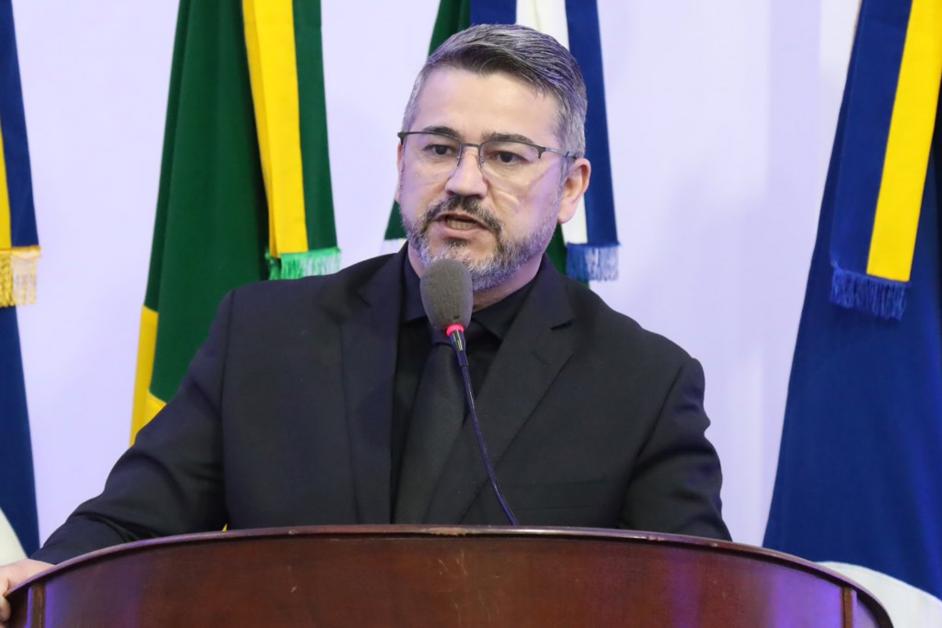 Fabio Luis pede “ficha completa” de compra milionária em kits pedagógicos paradidáticos