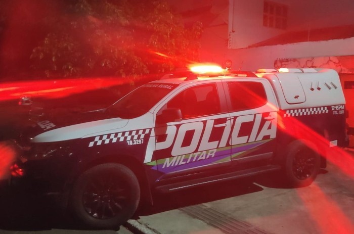 Jovem empina moto, tenta subornar policiais e vai preso