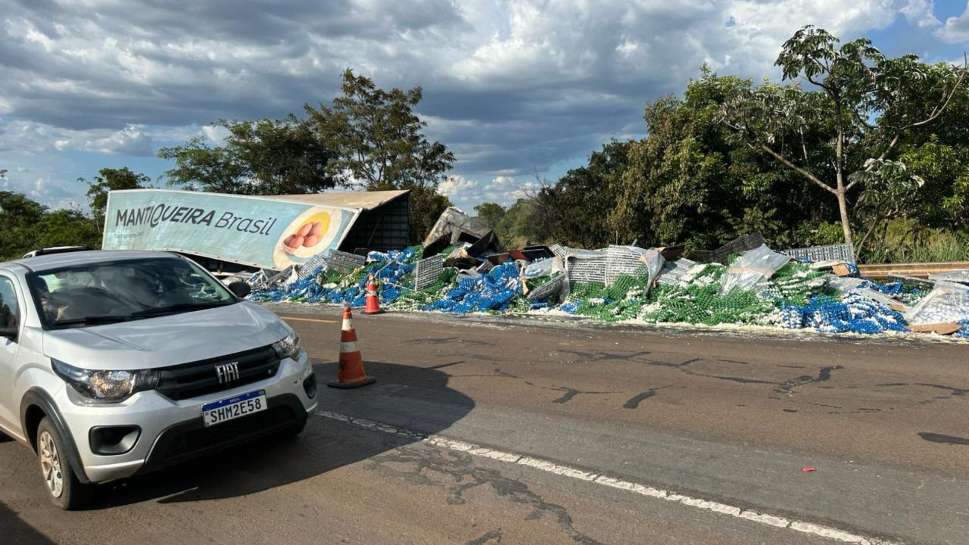Motorista morre carbonizado em batida entre caminhonete e caminhão