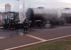 Motorista tem prejuízo de R$ 250 mil com carreta incendiada