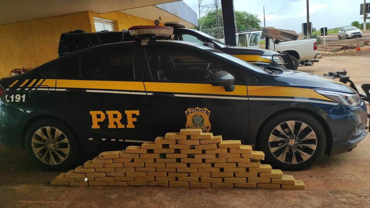 Motorista tenta empreender fuga e vai preso com carro lotado de drogas