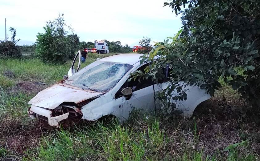 Peça da barra da direção quebra e motorista capota na MS-338