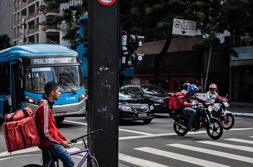 Prestadores de serviço de apps não têm relação de emprego