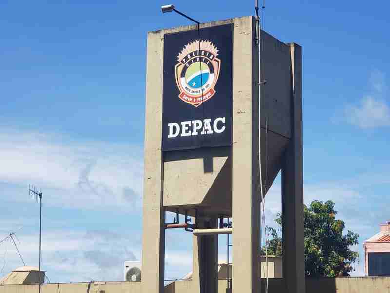 Professora universitária faz barraco na delegacia ao ser levada por causa de som alto