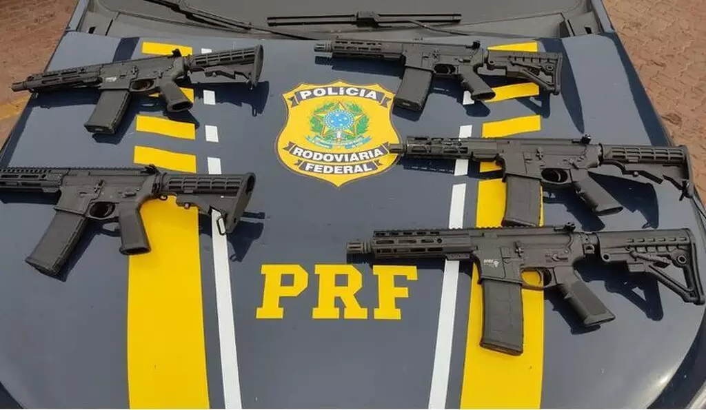 Cães da PRF encontram fuzis e cocaína em caminhão