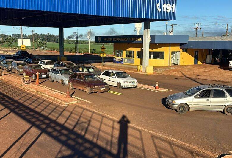 Comboio com 12 veículos carregados de contrabando é apreendido na BR-463