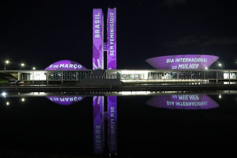 Congresso recebe projeção de frases sobre combate à violência contra a mulher