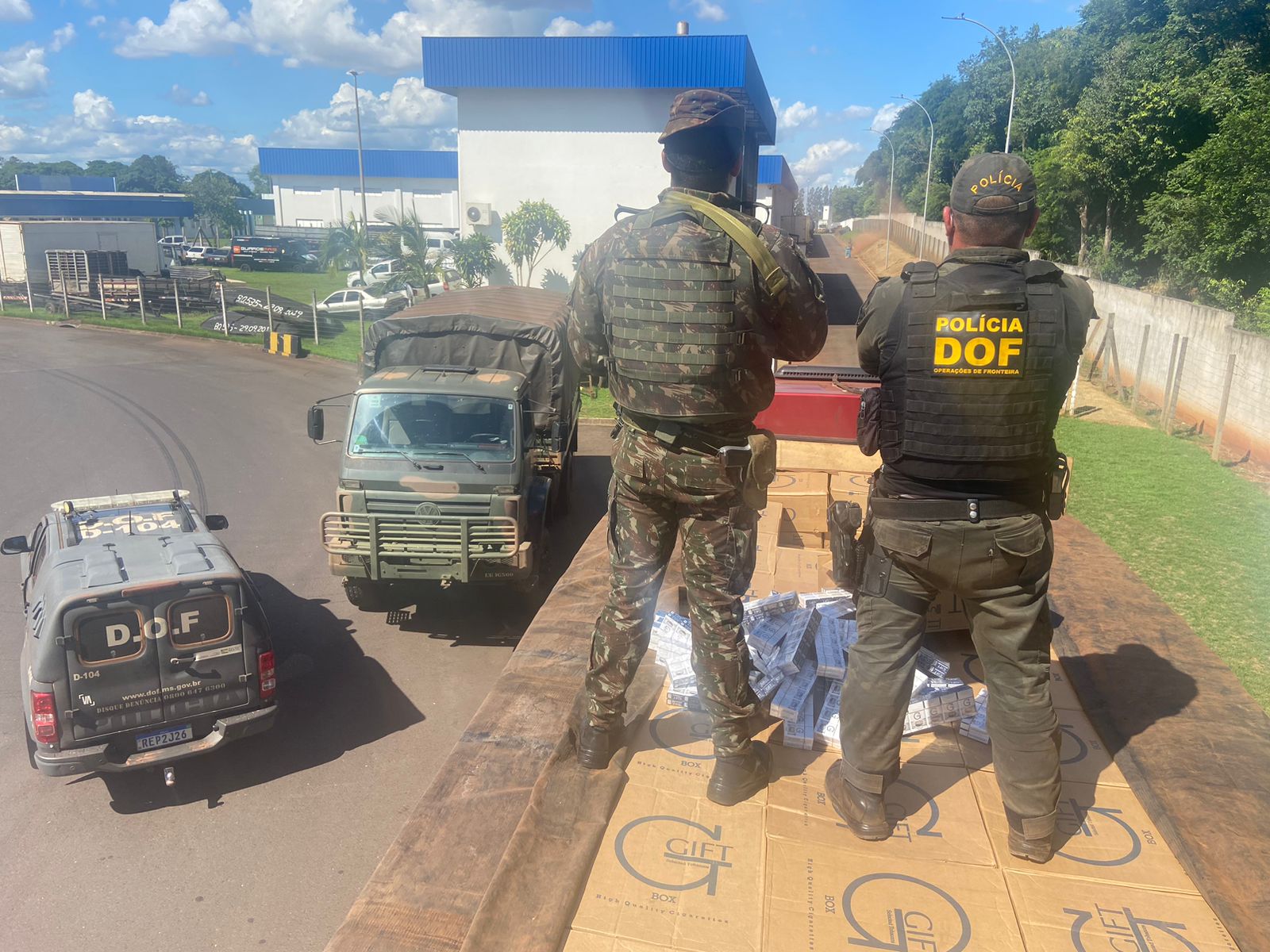 DOF recupera caminhão com carga milionária de cigarros contrabandeados em Iguatemi