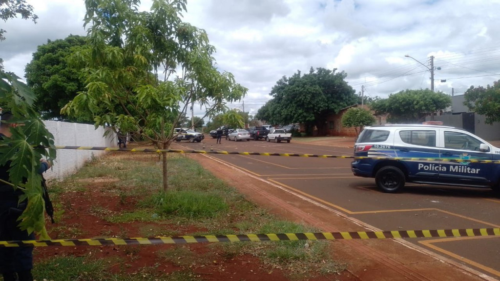 Dupla morre em confronto durante investigação de roubo de carro; explosivos são encontrados