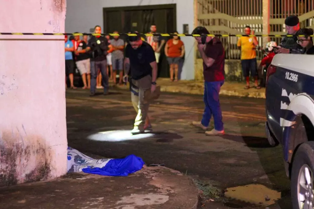 Homem é executado com mais de 10 tiros na Capital