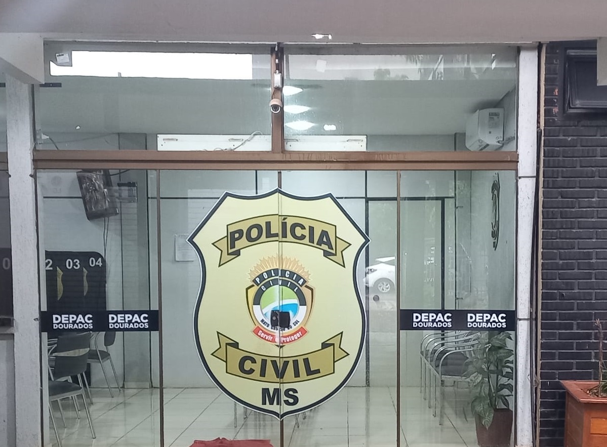 Homem quebra janelas da casa do irmão com cabo de revólver