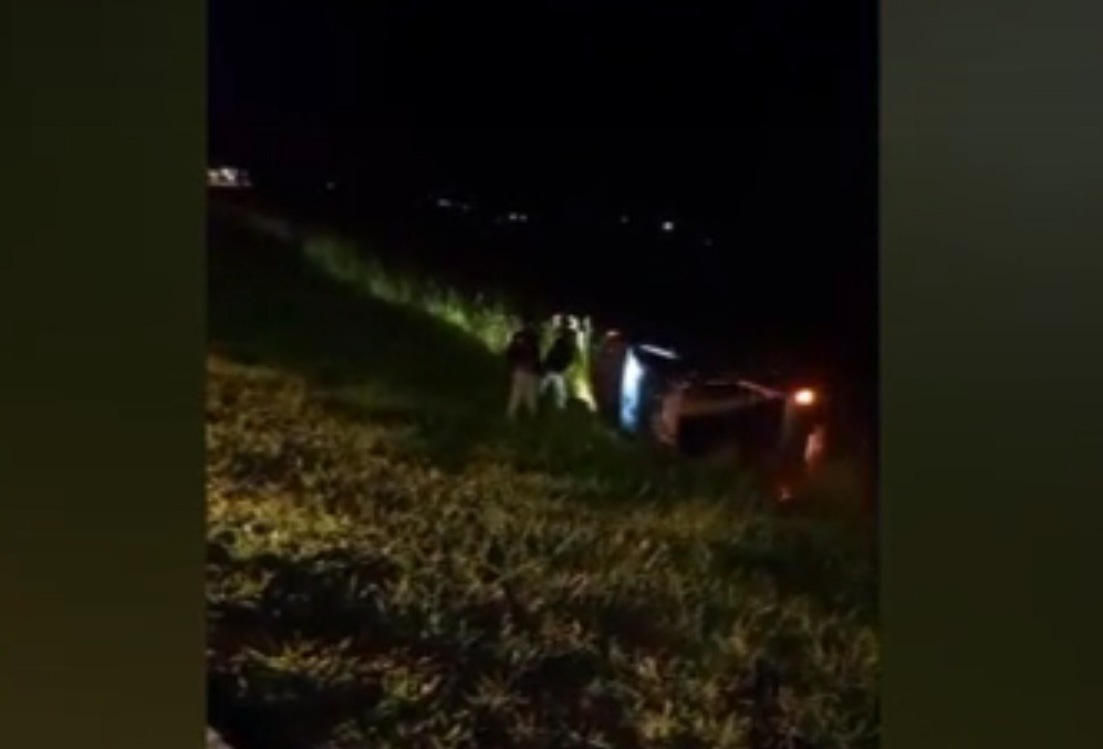 Homem tenta fugir da polícia e capota veículo lotado de drogas na BR-262