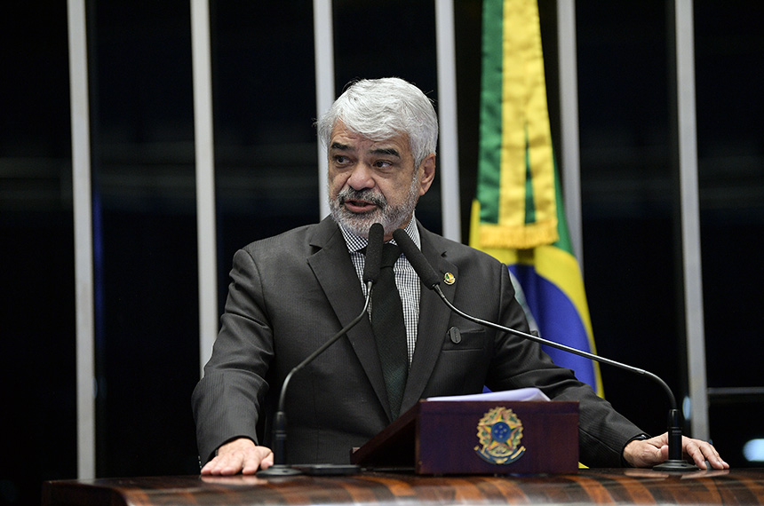 Humberto Costa critica hospedagem de Bolsonaro na Embaixada da Hungria