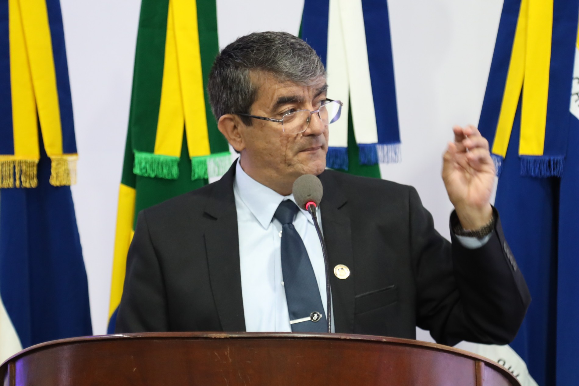 Juscelino solicita cobertura em pontos de ônibus do bairro Harrison de Figueiredo