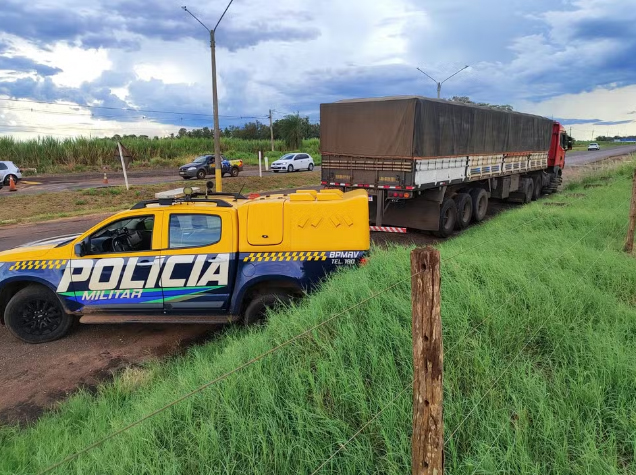 Motorista fica em cárcere e tem caminhão roubado após ser contratado para frete