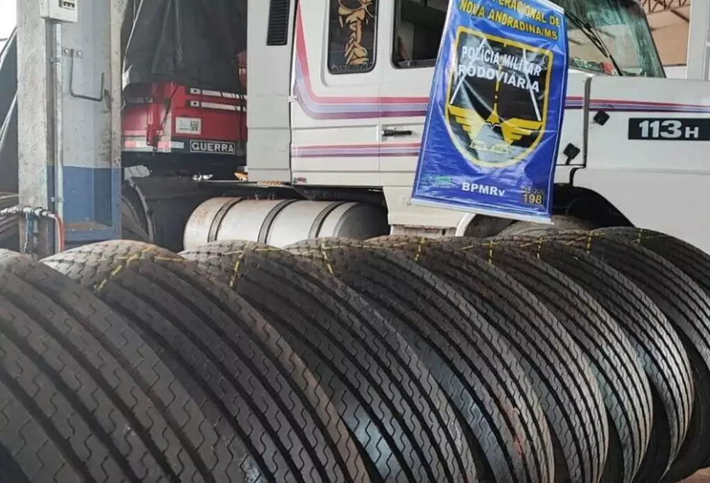 Polícia apreende em carreta carga de pneus avaliada em R$ 30 mil