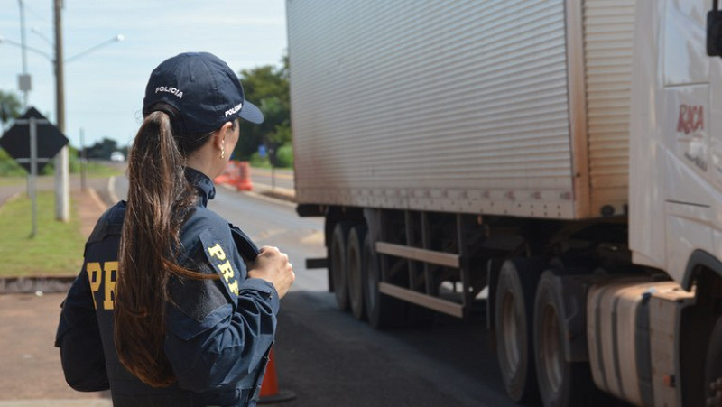 PRF alerta para ultrapassagens e o uso de celular durante viagens