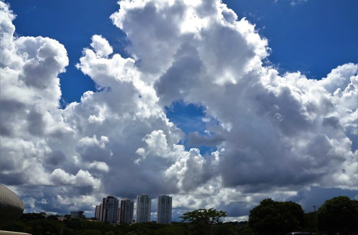 Sábado tem previsão de sol, variação de nebulosidade e probabilidade de chuva em MS