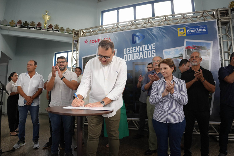 Alan assina ordens de serviços e contrato, com R$ 23 mi em investimentos