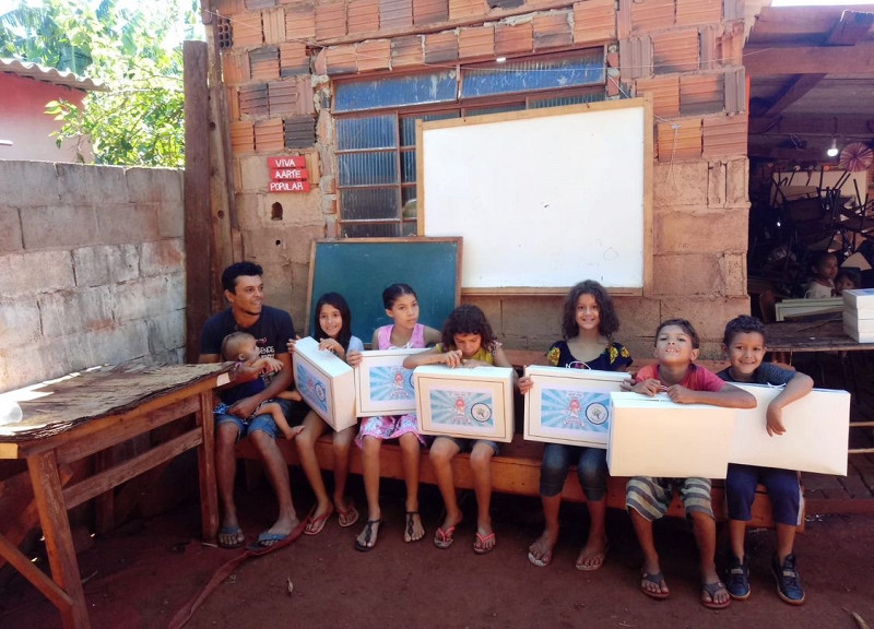 ‘Chamados a Servir’ distribui chocolate e alimentos