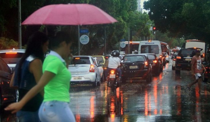 Chuva acumulada pode ultrapassar 50mm em 24h, e guarda-chuvas é item obrigatório nesta terça