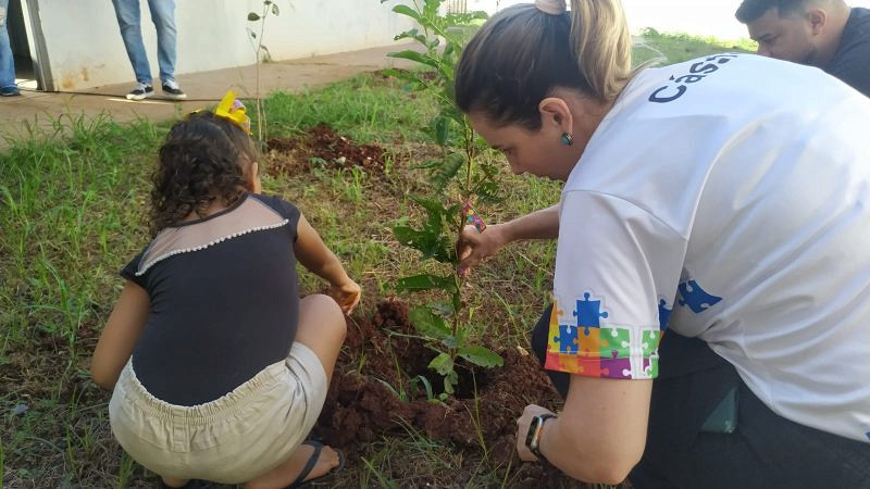 Crianças com TEA plantam árvores pelo Dia de Conscientização Sobre Autismo