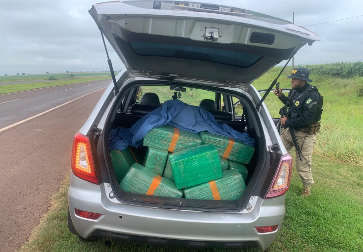 Ex-policial é preso como ‘batedor’ de veículo lotado de drogas