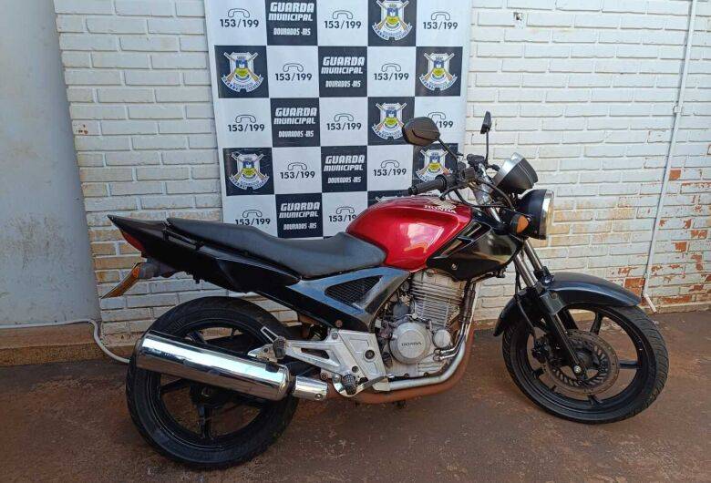 Moto furtada durante a madrugada em Dourados é encontrada abandonada