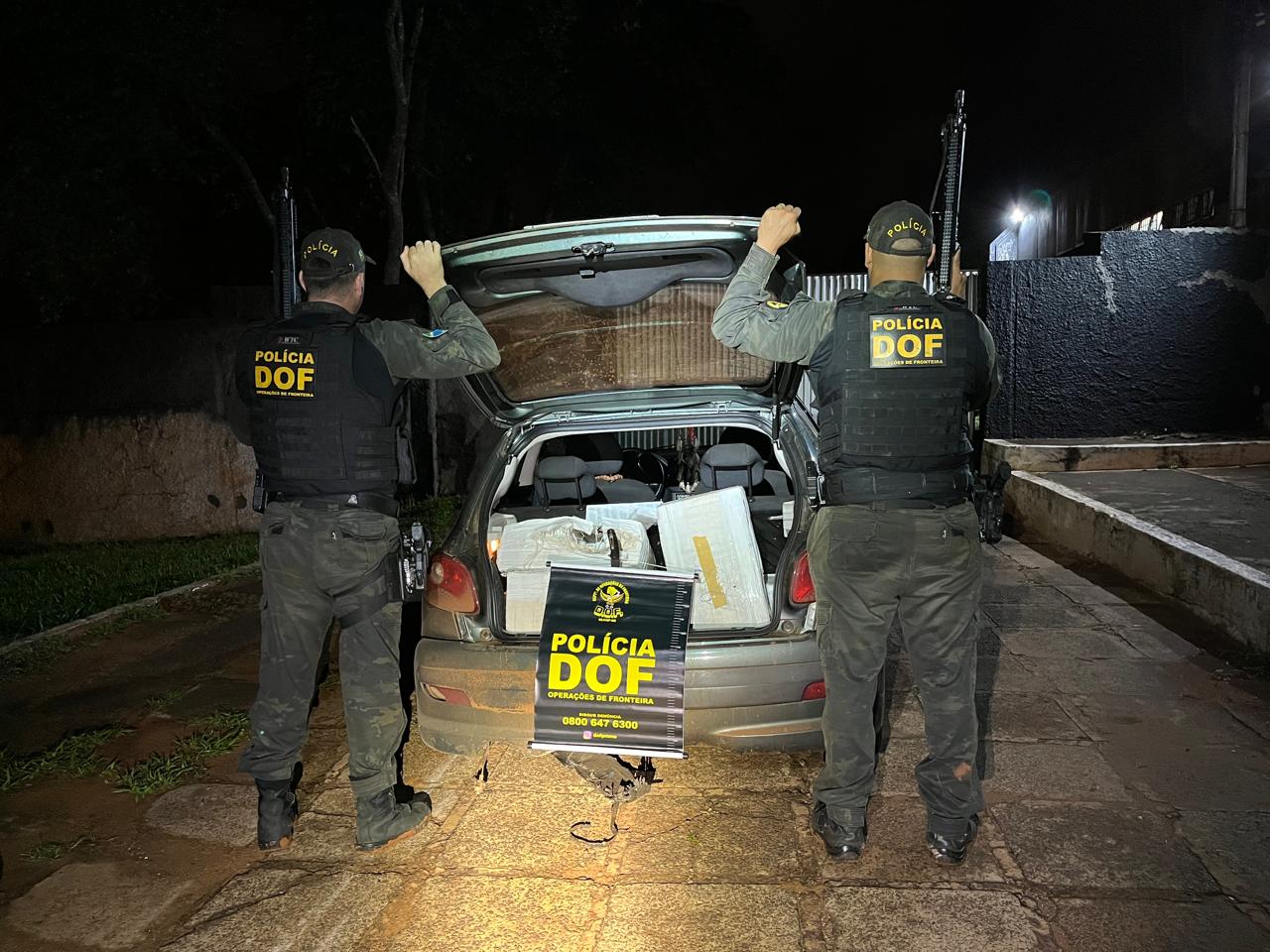 Homem e adolescente são detidos em carro com 250 kg de maconha