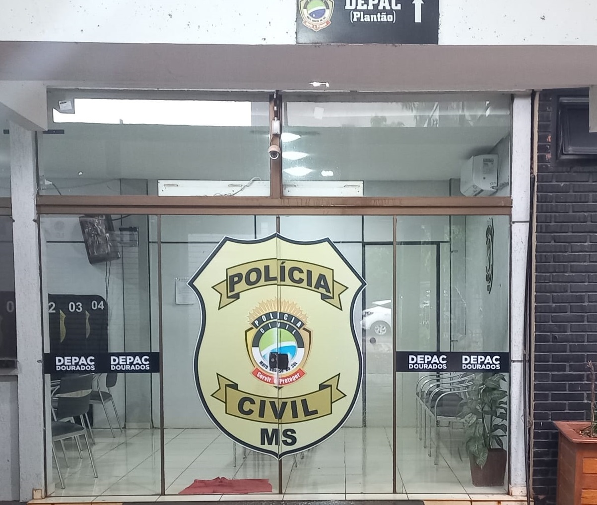 Homem é baleado com dois tiros no Esplanada e mulher é atingida ao passar pelo local