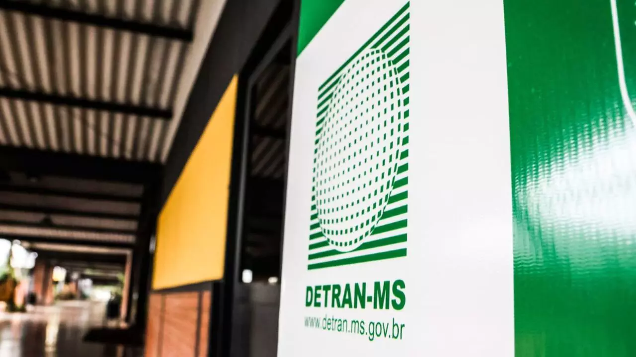 Licenciamento de veículo com placa final 1 e 2 vence dia 30 e pagamento é obrigatório