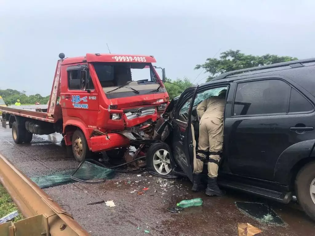 Motorista de caminhão é arremessado em colisão frontal na BR-163