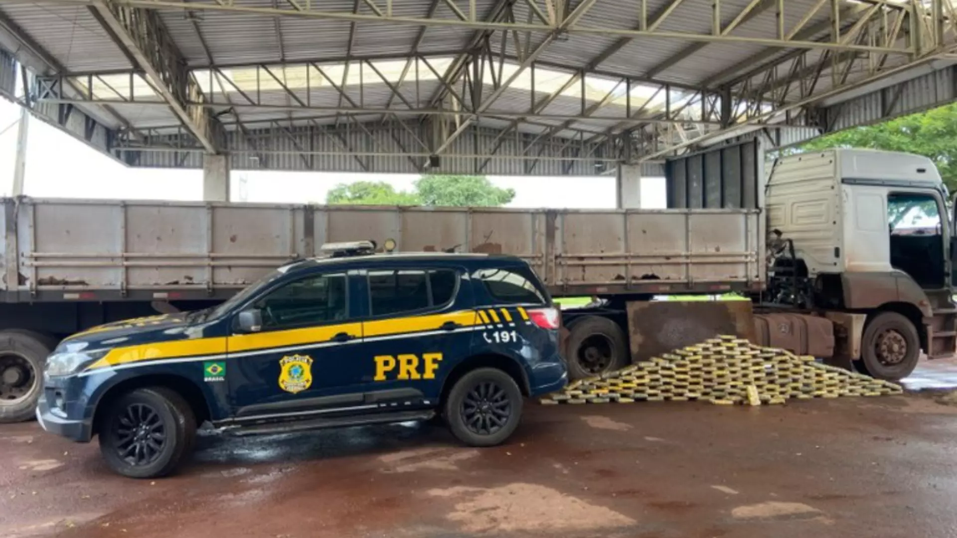 Motorista vai ao banheiro e foge de apreensão de 166 quilos de cocaína