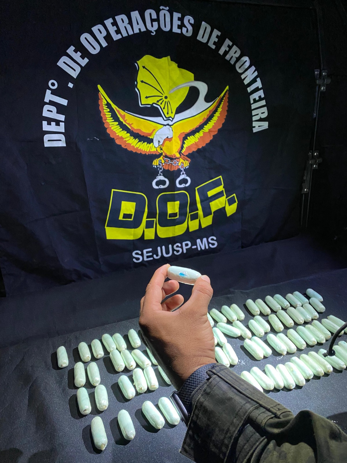 Mulher é presa com diversas cápsulas de cocaína presa ao corpo