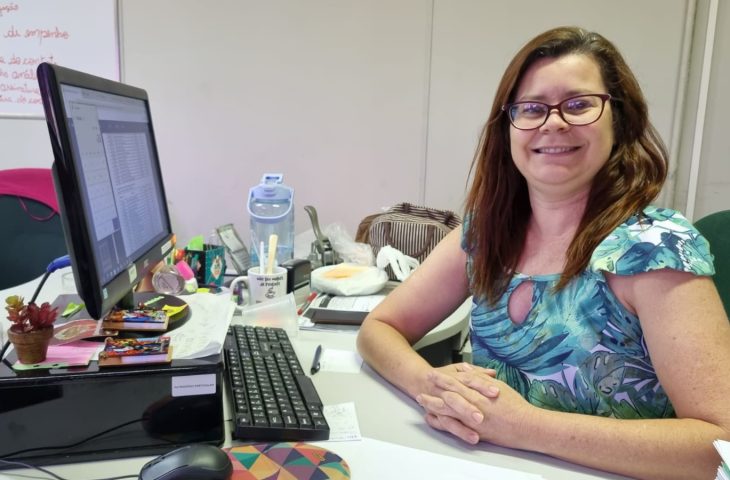 Para auxiliar atendimentos no Detran, servidora é intérprete de Libras e coloca em prática 26 anos de experiência