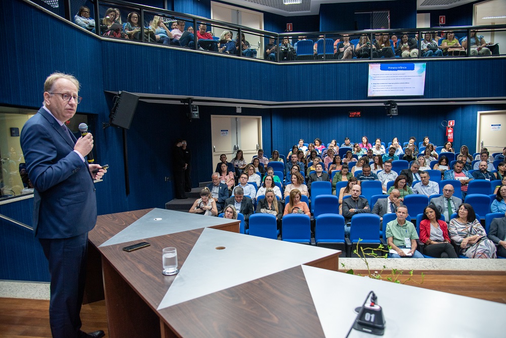 TCE-MS traz especialista para debater planejamento orçamentário para primeira infância com gestores do Estado