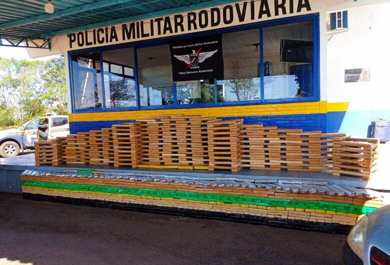 Veículo é abandonado com mais de 1,2 tonelada de maconha