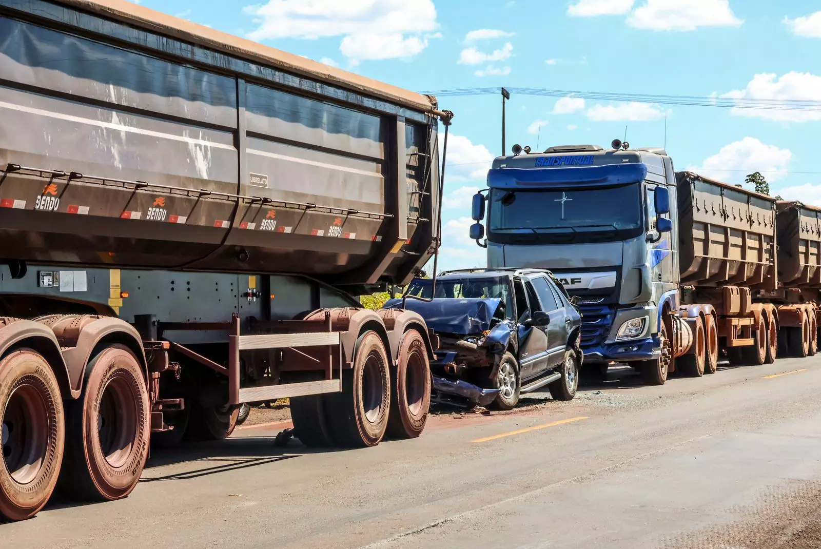 Caminhonete fica prensada entre duas carretas em acidente na BR-262